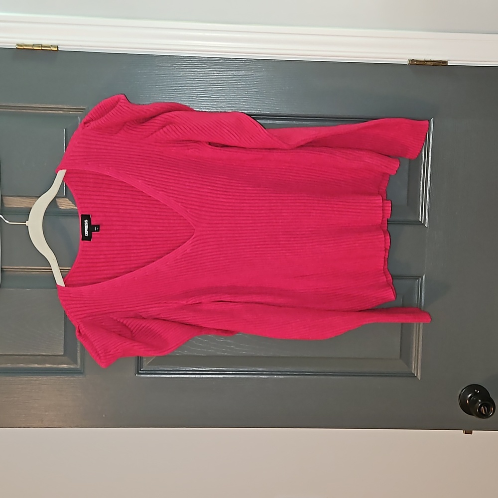 XL Express ribbed sweater with puff sleeve.